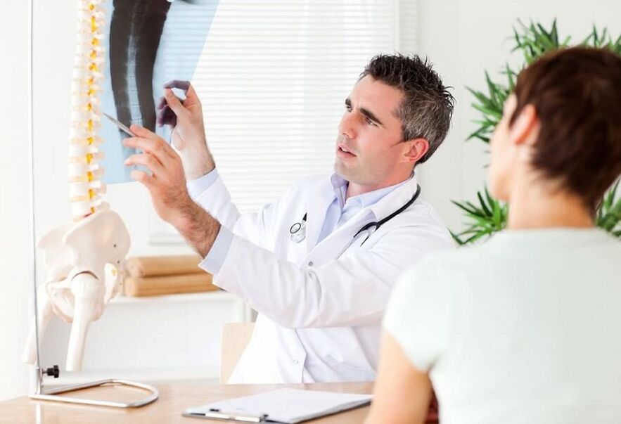 Los médicos examinan radiografías para diagnosticar la osteocondrosis torácica