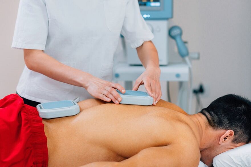 Tratamiento de fisioterapia de la osteocondrosis torácica.