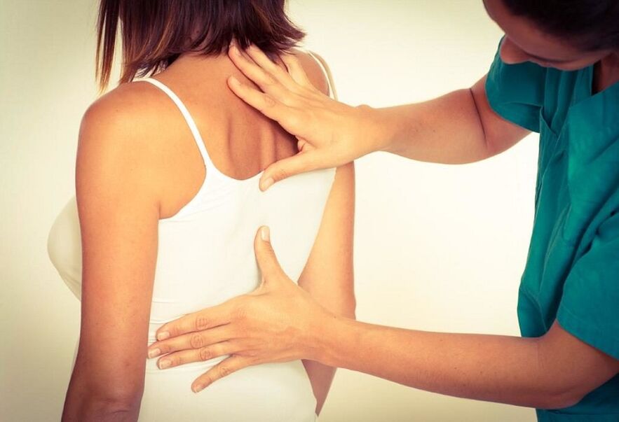 examen realizado por un especialista en osteocondrosis torácica